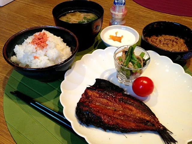 鯵みりん   春菊とえのきの和え物 トマト   味噌汁  鮭フレーク   ヨーグルト  ヤクルト|高田恵子さん