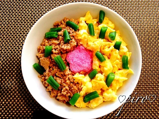 😊ヨシダのタレで鶏そぼろ  三色丼 Bowl three colors. The gourmet Yoshida source.|ピロさん