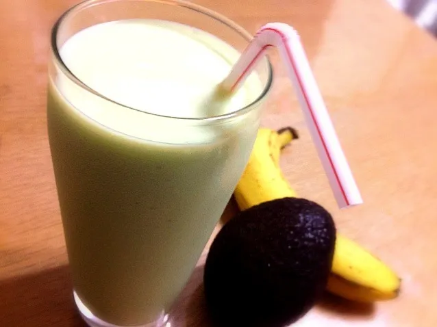 アボカドとバナナのミルクシェイク                                           Vitamina de abacate e banana|ホッシーさん