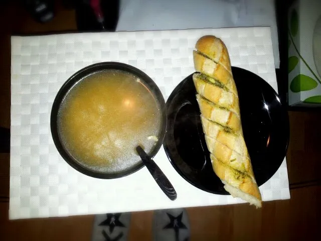 Snapdishの料理写真:chicken soup with garlic bread|kathさん