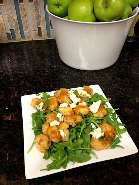 Popcorn shrimp with buffalo sauce and blue cheese over a bed of arugula|Katrina Fernandezさん