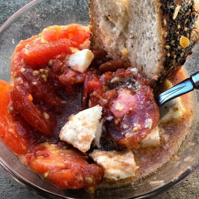 Garlic marinated raw tomatoes and crusty bread|becky tsangさん