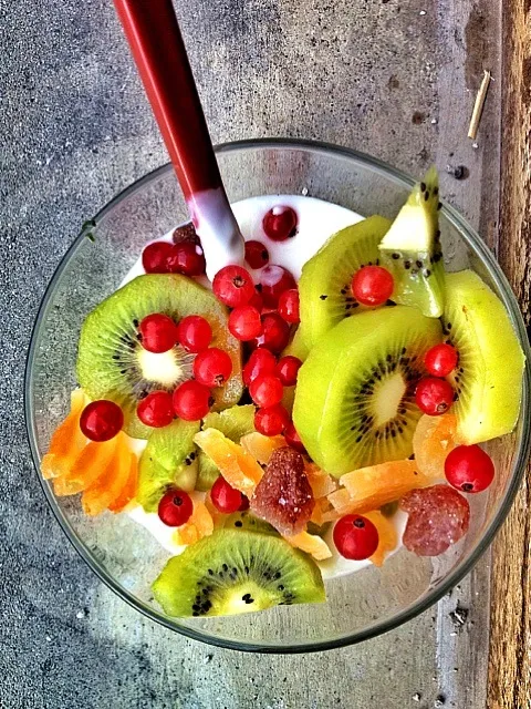 Yogurt and fresh fruit|becky tsangさん