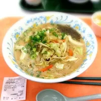 Snapdishの料理写真:一日分の野菜がとれるトンコツラーメン|しゅうさん