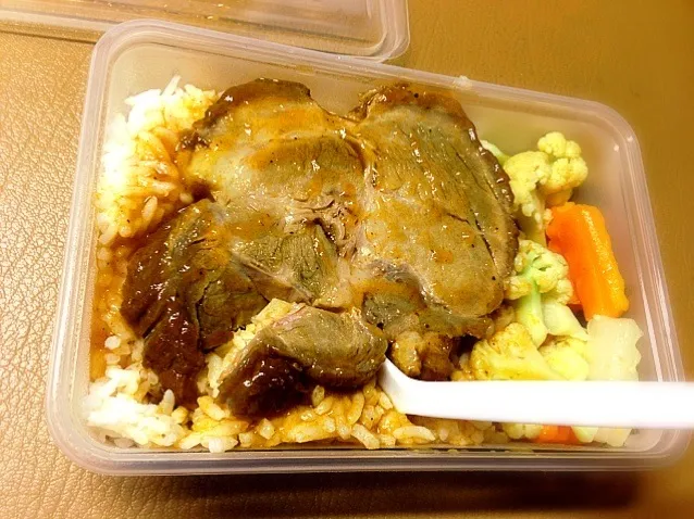 Lunch box: Stewed pork with steamed rice and vegetable|nicky tangさん