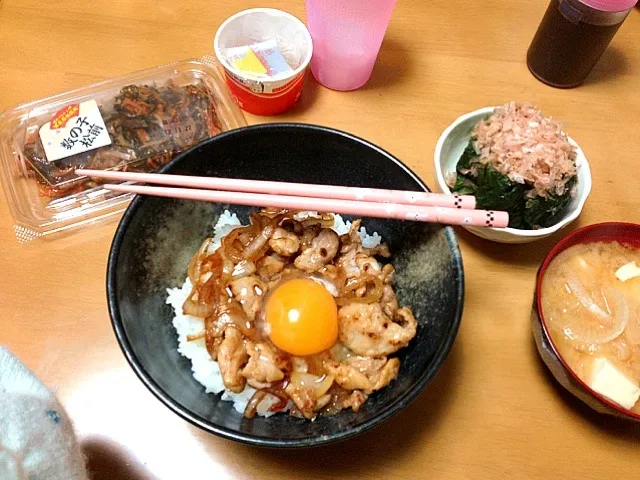 Snapdishの料理写真:豚丼、ほうれん草のお浸し、玉ねぎと豆腐の味噌汁|みあちょもさん