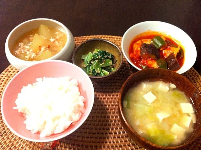 Snapdishの料理写真:鶏肉と野菜のトマトソース煮、キャベツと豆腐の味噌汁、冬瓜の鶏そぼろあん、小松菜のマヨポン和え、ごはん|しほさん