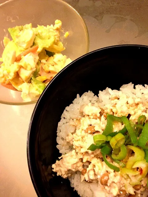 キャベツとゆで卵のサラダ 納豆とマヨ鶏そぼろ丼|ころままさん