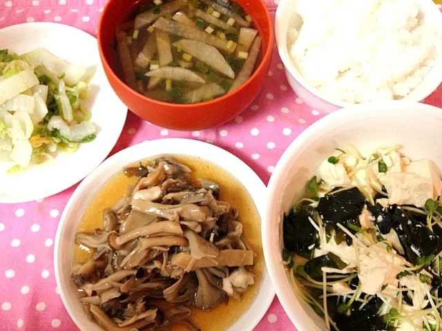 大根のトロトロスープ
豆腐とワカメのサラダ
きのこのマリネ
白菜のナムル
ご飯|こなつさん