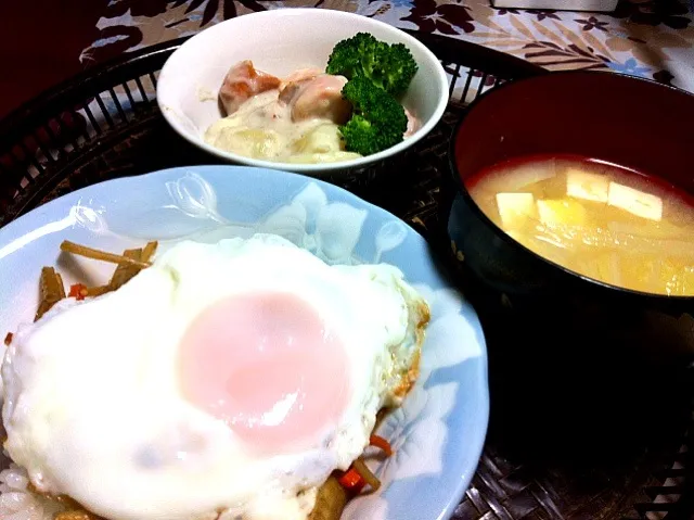 きんぴら丼の目玉焼きのっけ  じゃがいもとウインナーのクリームソース 白菜と豆腐おみそ汁(揚げ玉入り)|みきさん