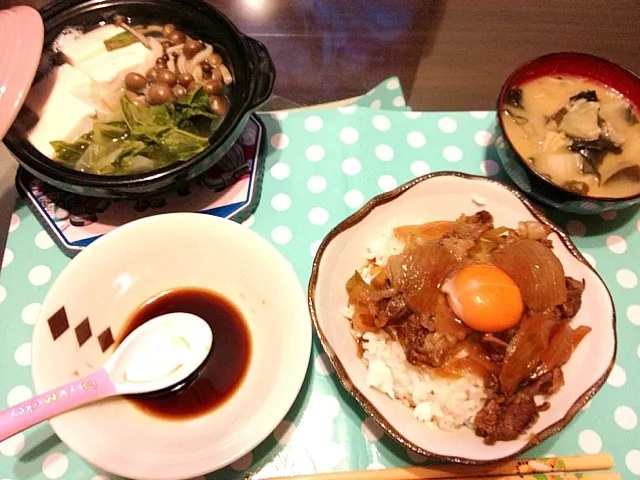 牛丼、湯豆腐、味噌汁|なおさん