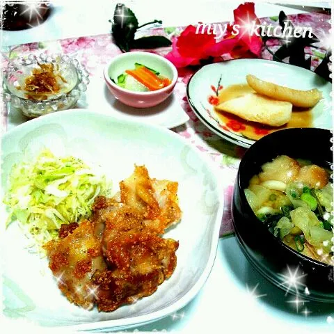 ☆11/14 dinner☆

＊鶏の唐揚げ～３種類～
＊きゃべ千
＊とろかれいの煮付け
＊ｵﾆｽﾗおかかポン酢
＊きゅうり、大根、人参のｼﾞｭﾚ浅漬け
＊おうどんさん入りお味噌汁(ほうれん草、お麩、きゃべつ)|みぃにゃんさん