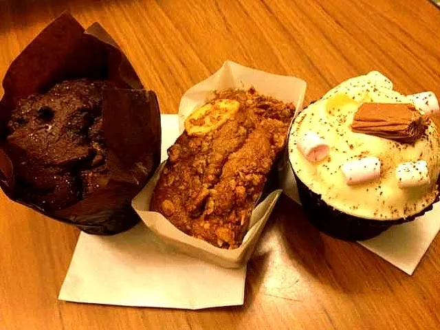 Snapdishの料理写真:Triple choc muffin+ banana& pecan by Costa|Vanelさん