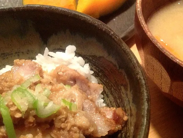 Snapdishの料理写真:豚肩ブロックの味噌漬け丼|mioさん