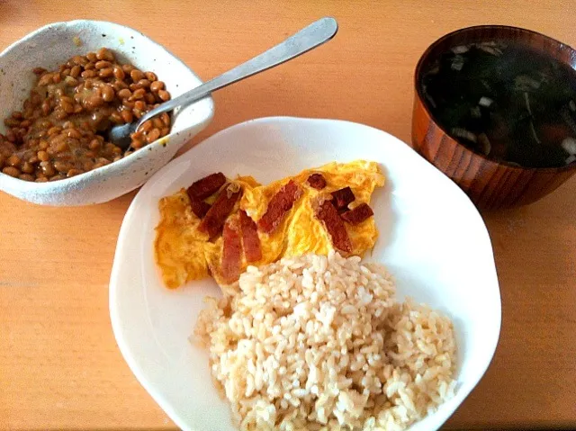 スパムエッグ＋納豆＋ワカメ味噌汁＋玄米ご飯|TonyYamadaさん