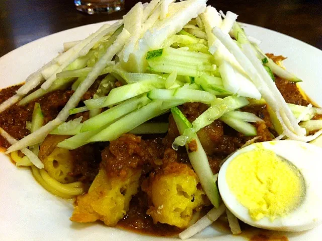 Mee rojak at Sri Suria Amcorp Mall|karen chan lye mayさん