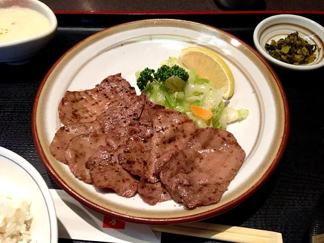 Snapdishの料理写真:牛たん炙り焼き麦とろろ定食|Yas Nakさん