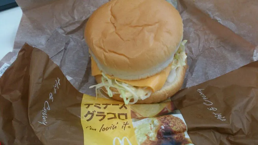 マックのデミチーズグラコロ。帰社途中にテイクアウトしたんだけど食べてから歩いて変えれば良かったと思うボリューム(セットにしたのでボテト付き)|SATOSHI OOCHIさん