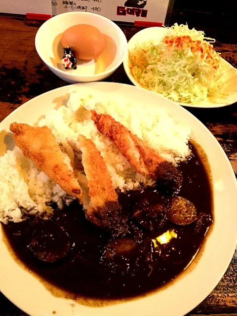 とろーり茄子の黒カレー。ミックスフライトッピングに玉子付けてもらって！|大阪カレー部長さん