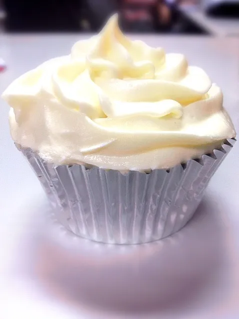 Red velvet cupcake with cream cheese frosting|vica ortegaさん