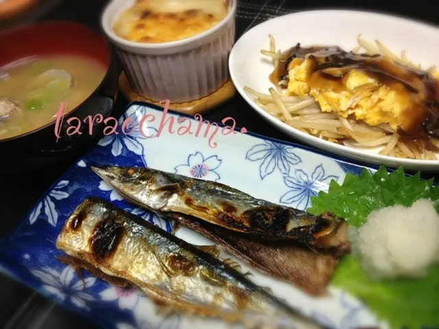 Snapdishの料理写真:秋刀魚、もやしと玉子のキクラゲ入りあんかけ、味噌汁、和風グラタン(シチューのリメイク)|マキさん