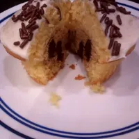 yellow cupcake with cookie dough center|Kelly hさん