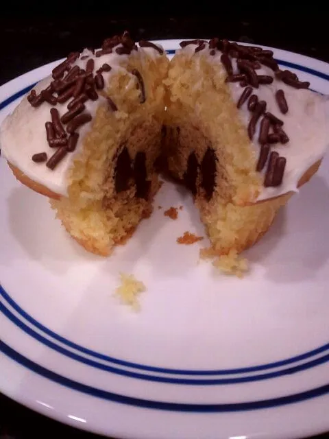 yellow cupcake with cookie dough center|Kelly hさん