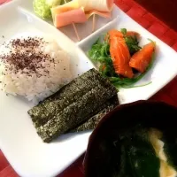 朝ごはん。サーモンと中華ワカメの和え物。|ガンモさん