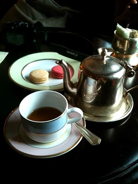 Macaroon with afternoon tea at Laduree Harrods|BEAVERさん