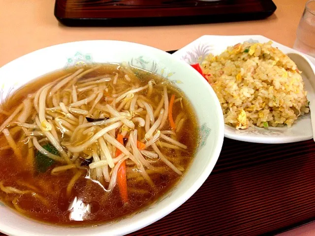 Snapdishの料理写真:もやしラーメンとチャーハン|rinnodbさん