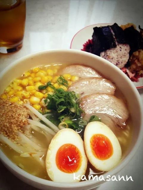 サッポロ一番、塩ラーメン🍜と、潰れてしまったおにぎり🍙(´＿｀。)|かまさん