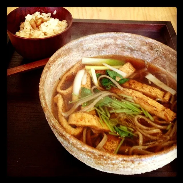 Snapdishの料理写真:刻みキツネ蕎麦と炊き込みごはん|東川千夏さん