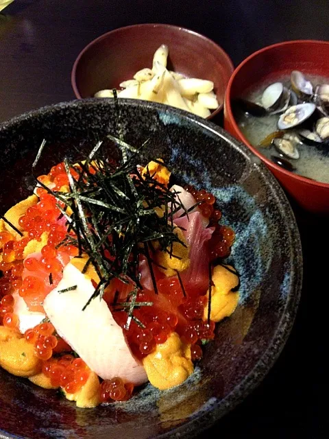 Snapdishの料理写真:海鮮丼、蜆の味噌汁、浅漬け生姜|ユーリーさん