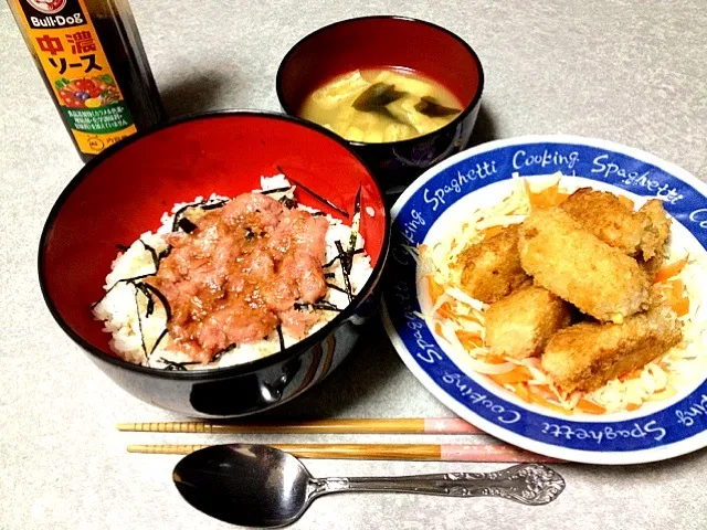 ネギトロ丼•大葉チーズロールカツ•サラダ|うるしちかさん