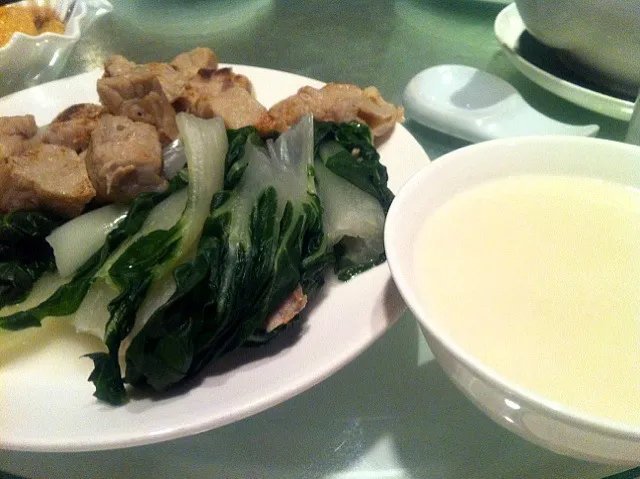 Double-boiled tonic soup with hog lung & almond juice|skyblueさん