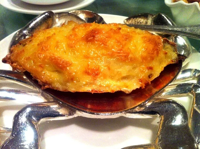 Oven-baked crabmeat with shredded onion on crab shell|skyblueさん