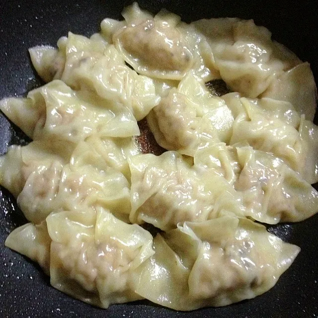 Snapdishの料理写真:เกี๊ยวซ่าไส้หมูเห็ดหอม (Gyoza)|👑✨🎀 m A y z 🎀✨👑さん