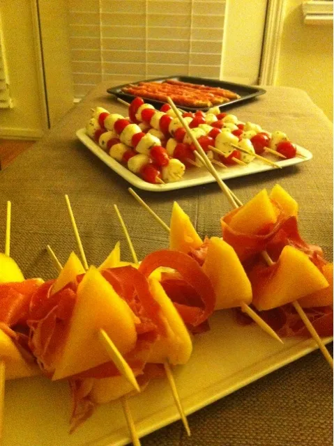 Prosciutto wrapped melon, mozzarella and tomato skewers, prosciutto wrapped bread sticks. Appetizers.|kate tannuraさん