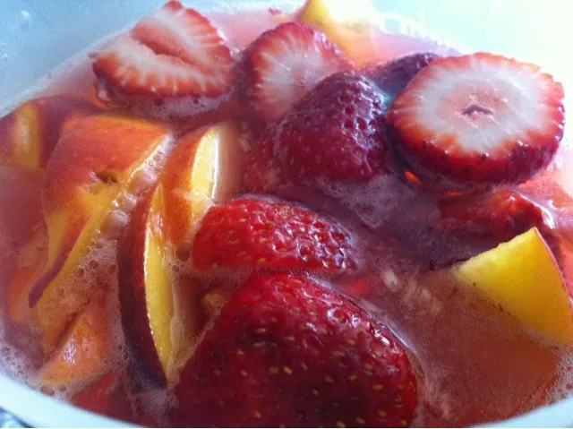 Strawberry peach sangria|kate tannuraさん