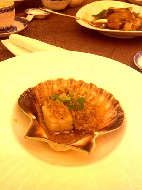 Snapdishの料理写真:Scallops in shell served with sweet garlic sauce|Rhythmiqueさん