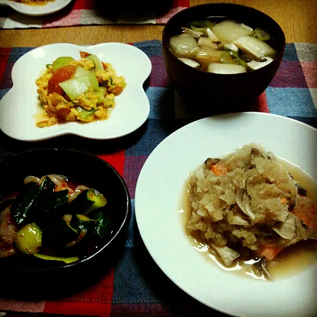 鮭のおろし煮、チンゲン菜とトマトと卵の炒めもの、いかときゅうりのキムチ和え、しいたけと長ネギの味噌汁|りかさん