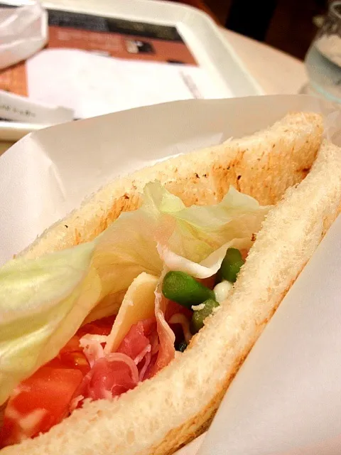 カフェランチ☕ 生ハム・ゴーダチーズ・🍅・アスパラのホットサンド🍴|ちーねーさん