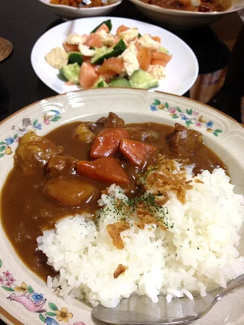 Snapdishの料理写真:カレーライスとキュウリの旨塩サラダ|まなかさん