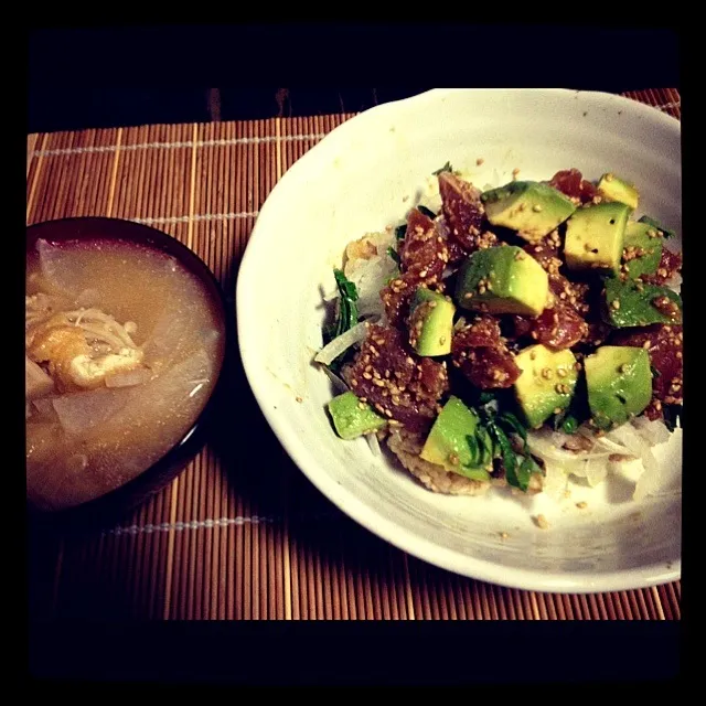 ある日のお昼ごはん。(アボカドマグロ丼、大根、えのき、油揚げのお味噌汁)|c_seiさん