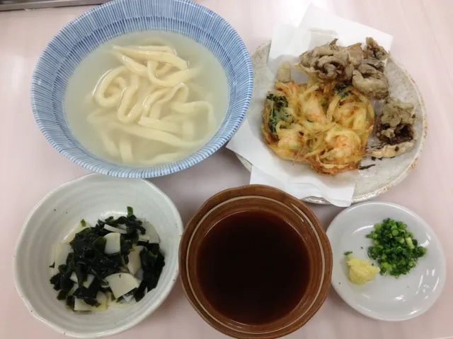 Snapdishの料理写真:釜あげうどん、舞茸天ぷら＆かき揚げ|yoshiyuki satakeさん