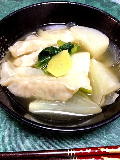 Snapdishの料理写真:休肝日メニュー😊蕪と水餃子の生姜スープ🍴   あったまるわ〜🍲|ちーねーさん