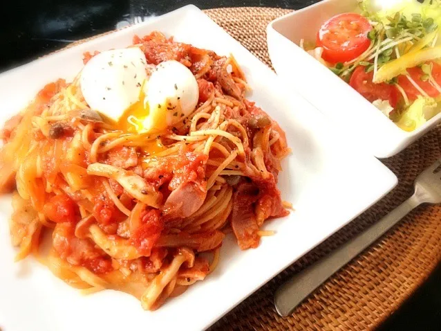 キノコとベーコンのトマトパスタ温玉のせ&サラダ定食🍴|Nonさん