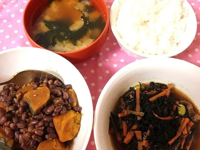 Snapdishの料理写真:ひじきの煮物
小豆かぼちゃ塩
しょうがと青ネギとワカメの味噌汁
ごはん|こなつさん