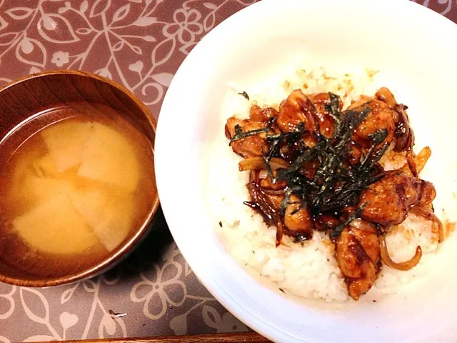 鶏の照り焼き丼と大根のお味噌汁:)|chinamiさん