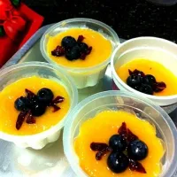 Snapdishの料理写真:Pudding with Peach Puree n Blueberries